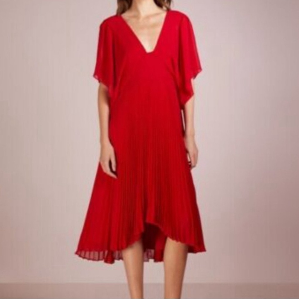 Get ready for an elegant date. This is THE RED dress!